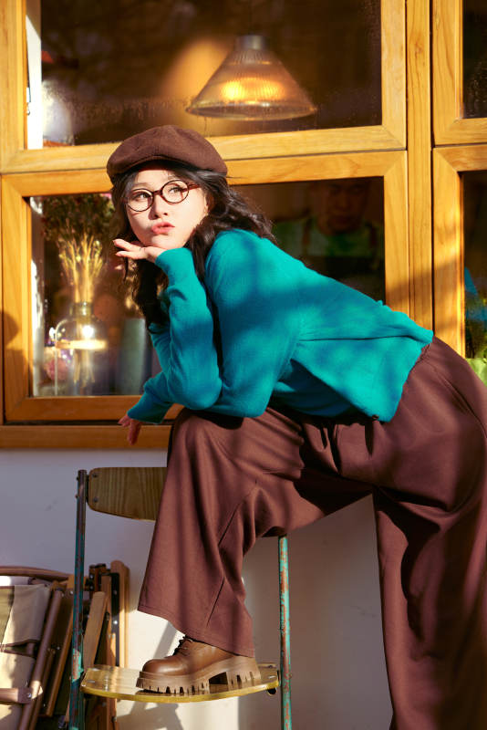 冬日午后在城市户外享受阳光的亚洲美女图片