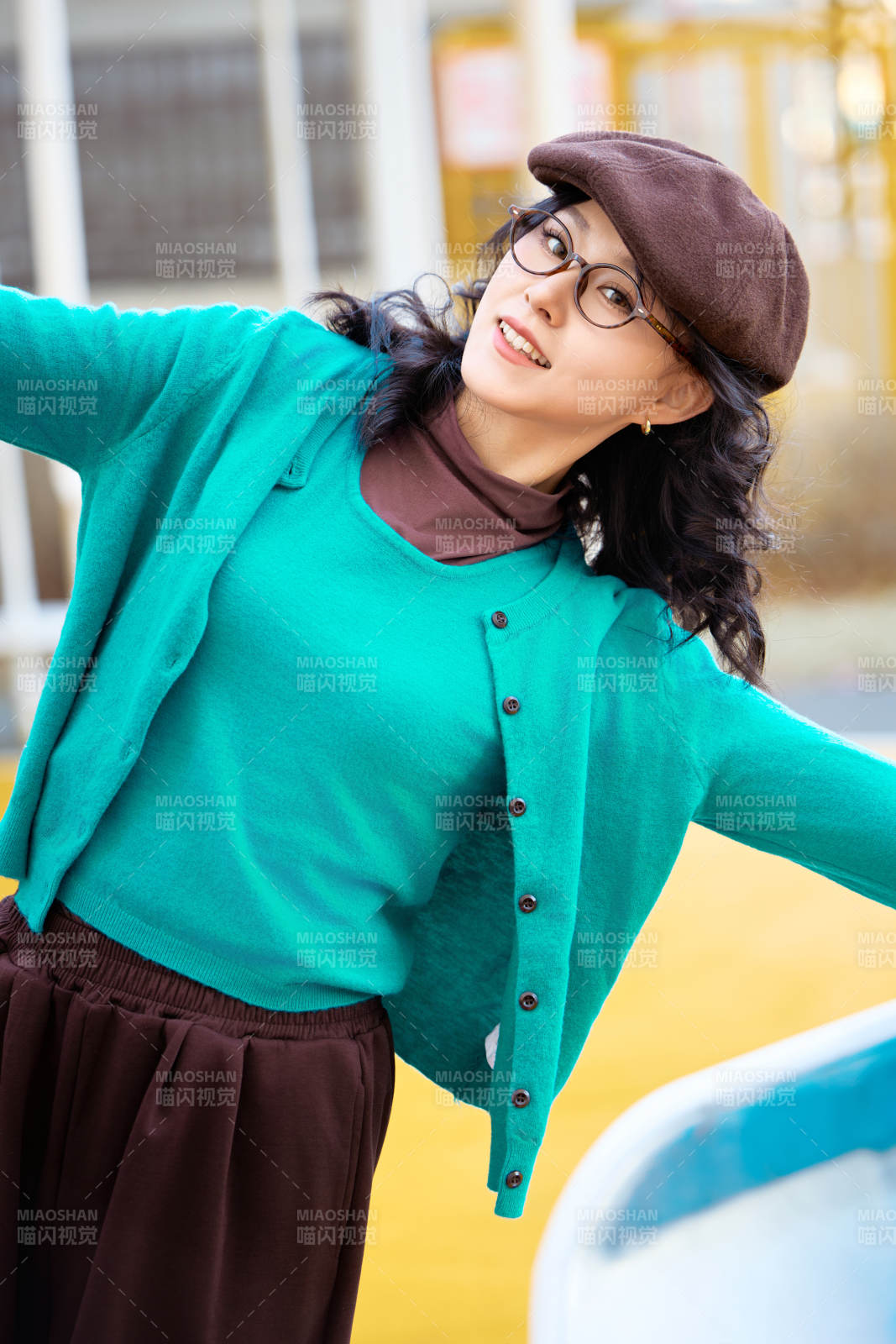 初冬季节在户外拍照的亚洲美女图片