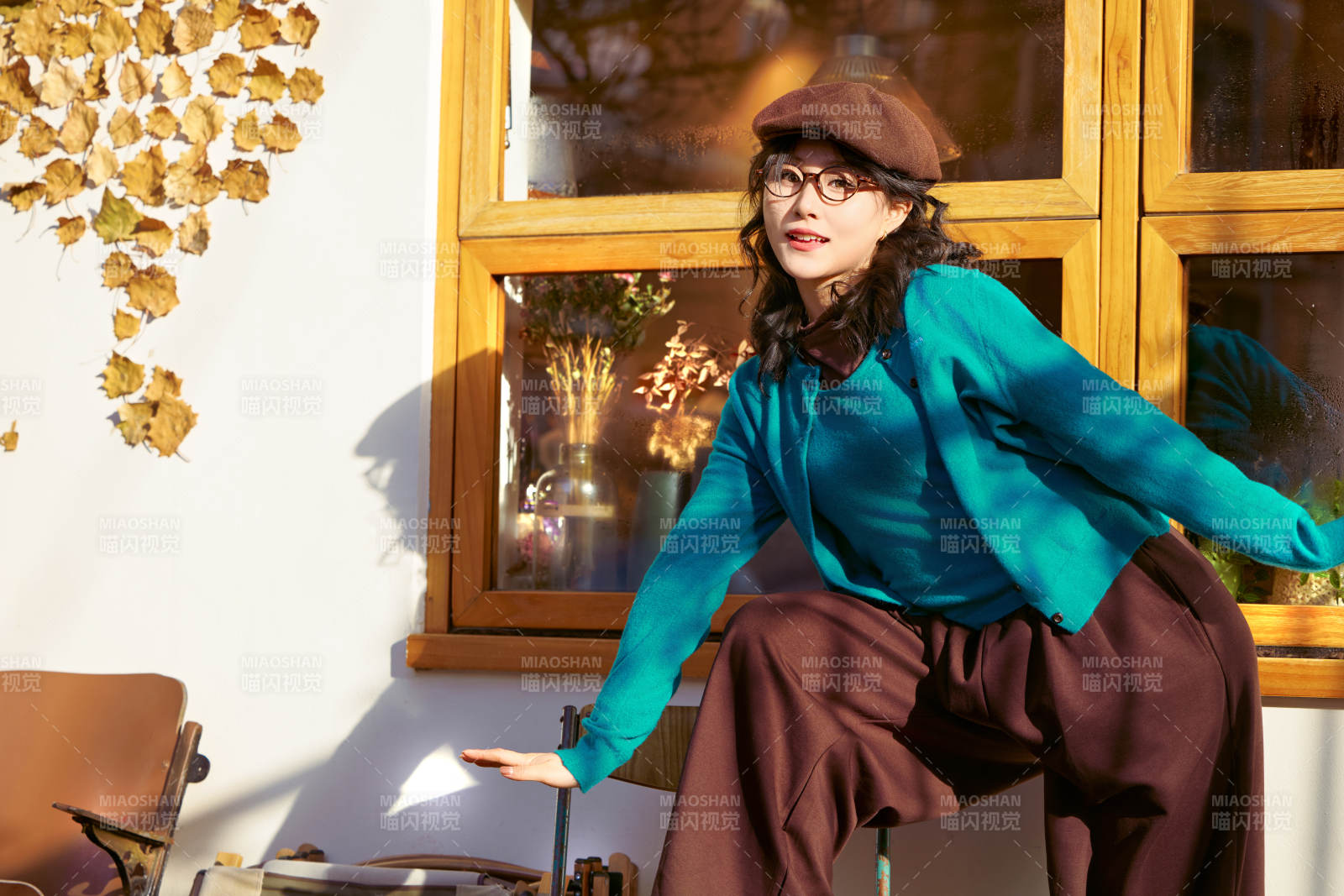 冬日午后在城市户外享受阳光的亚洲美女图片