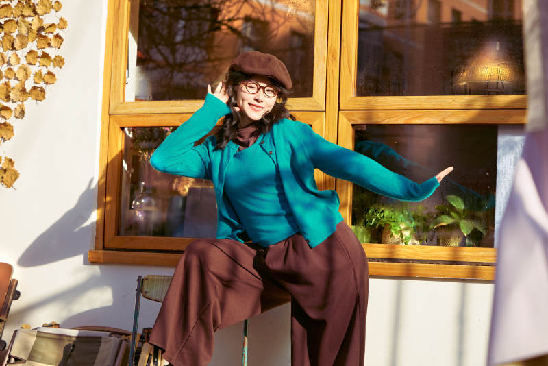 冬日午后在城市户外享受阳光的亚洲美女图片