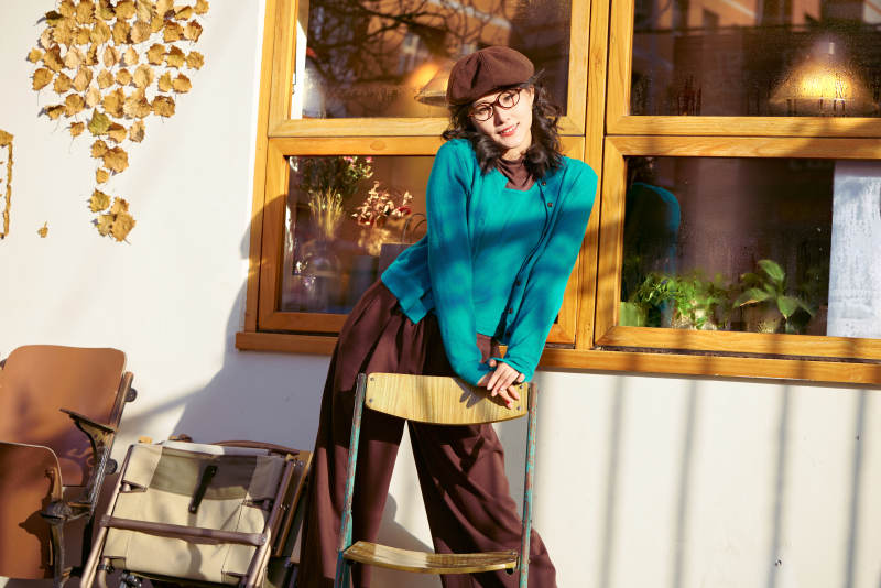 冬日午后在城市户外享受阳光的亚洲美女图片