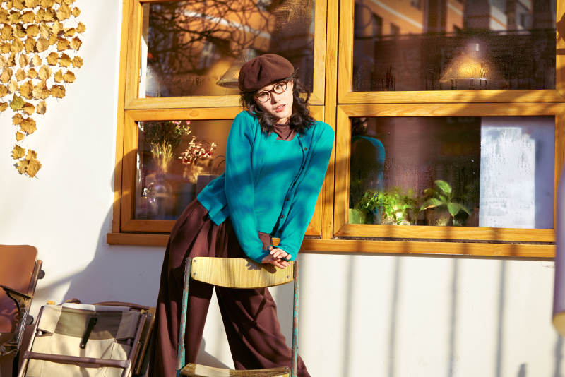 冬日午后在城市户外享受阳光的亚洲美女图片