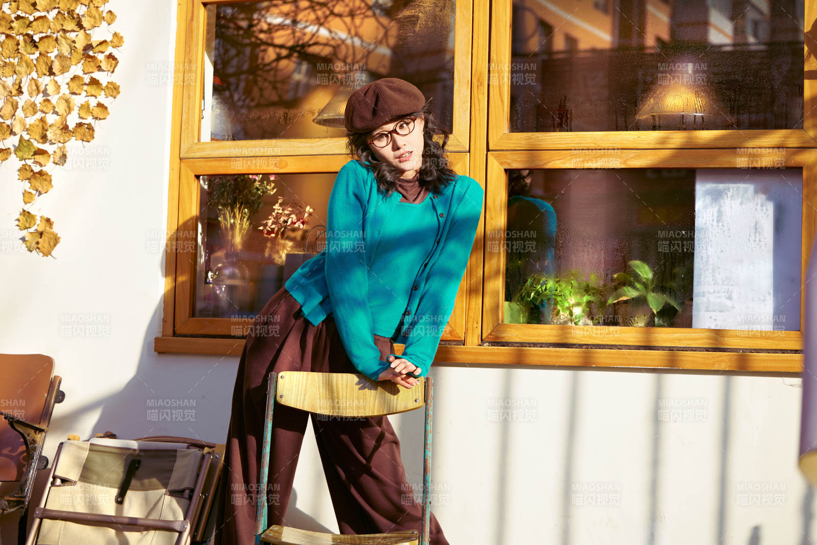 冬日午后在城市户外享受阳光的亚洲美女图片