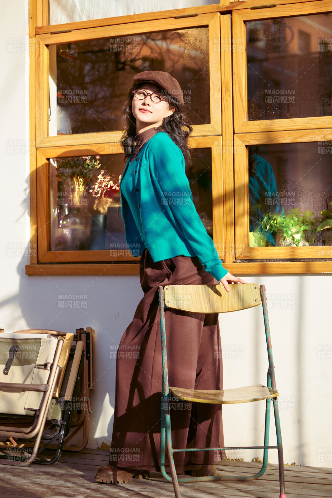 冬日午后在城市户外享受阳光的亚洲美女图片