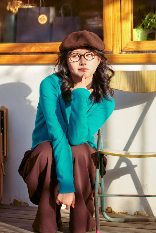 冬日午后在城市户外享受阳光的亚洲美女图片