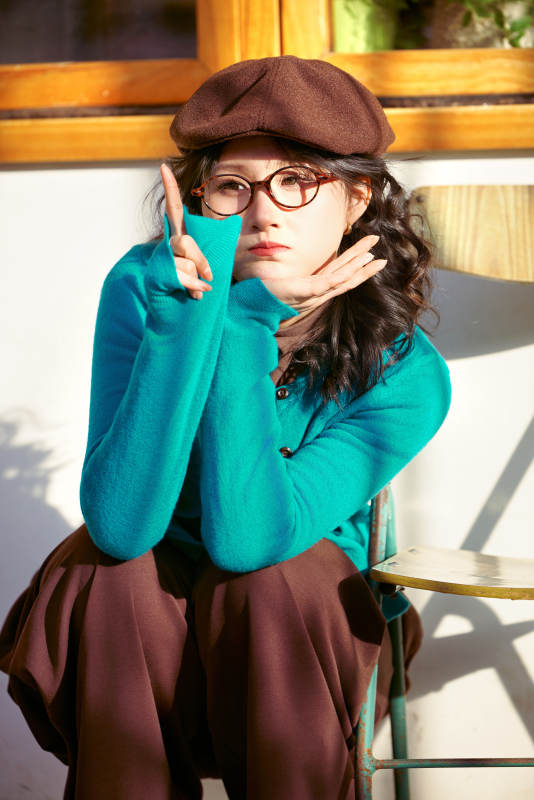 冬日午后在城市户外享受阳光的亚洲美女图片