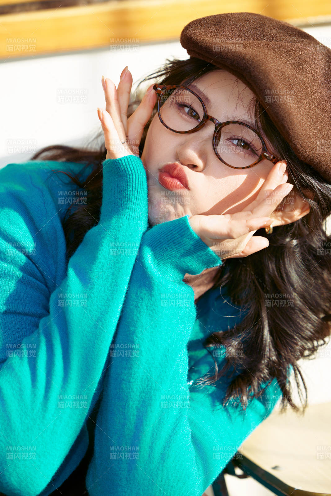 冬日午后在城市户外享受阳光的亚洲美女图片