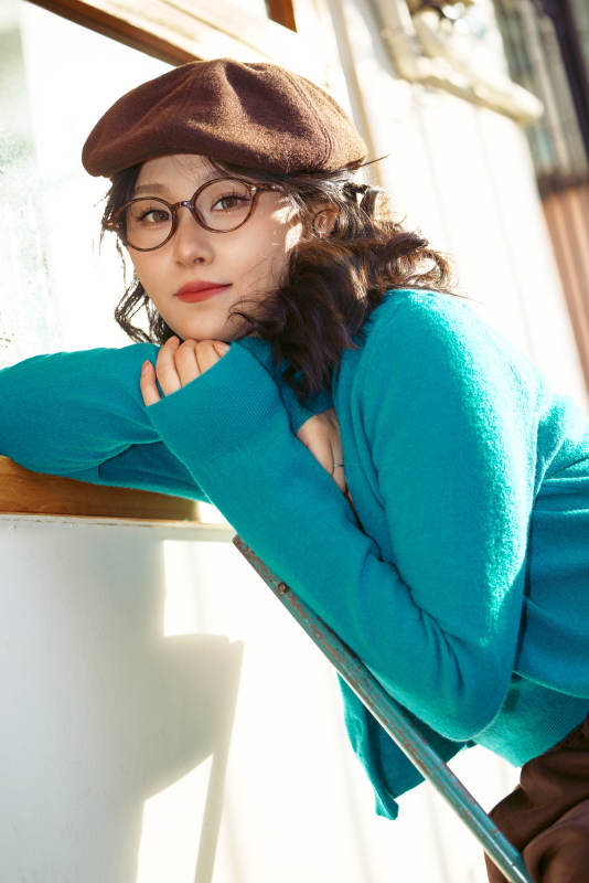 冬日午后在城市户外享受阳光的亚洲美女图片