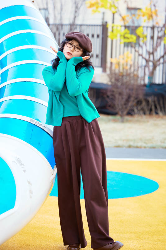 初冬季节在户外拍照的亚洲美女图片