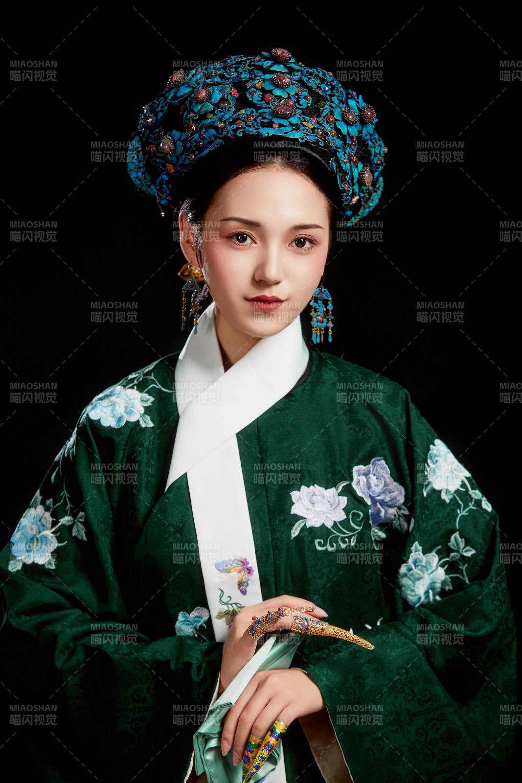 展示中国清朝宫廷服饰的亚洲女性图片