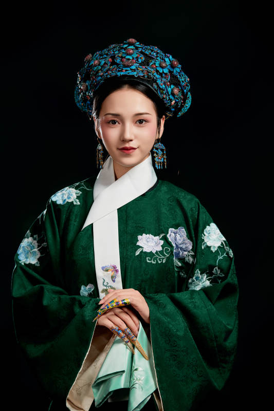 展示中国清朝宫廷服饰的亚洲女性图片