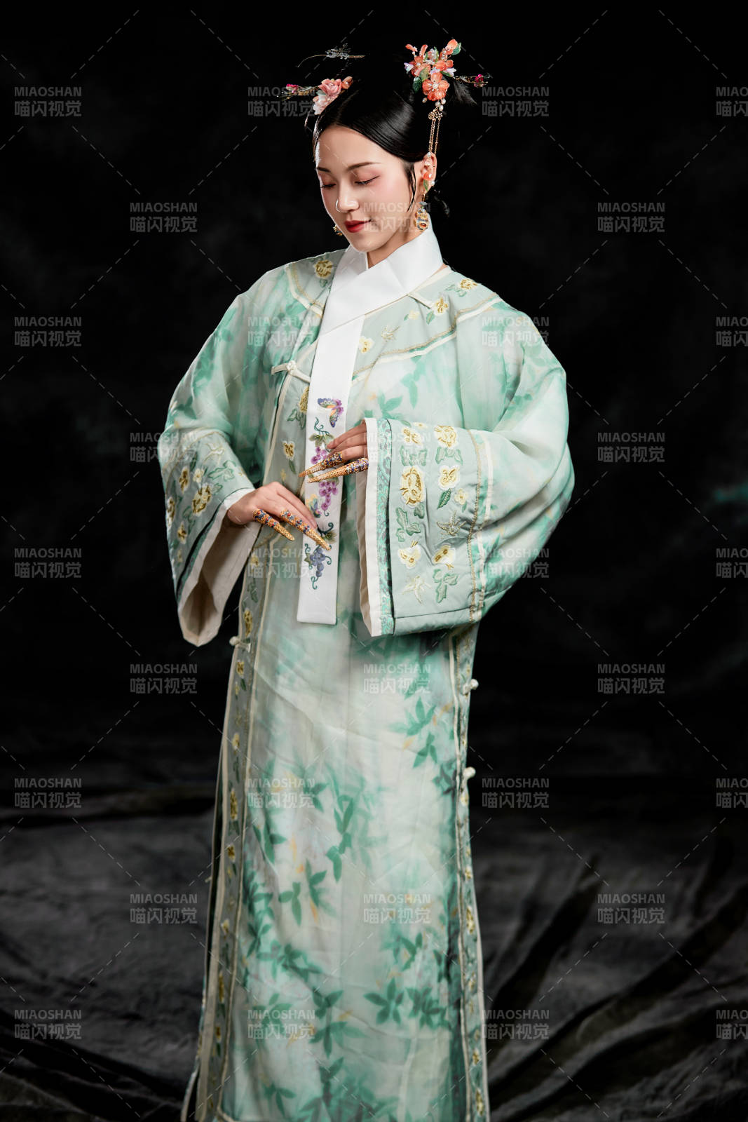 展示中国清朝宫廷服饰的亚洲女性图片