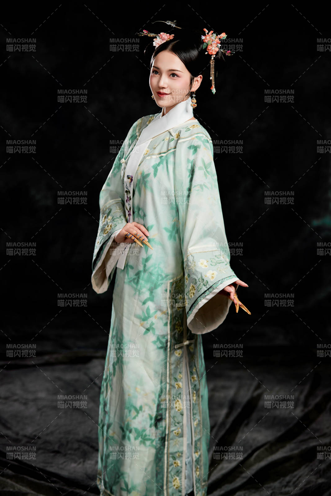 展示中国清朝宫廷服饰的亚洲女性图片