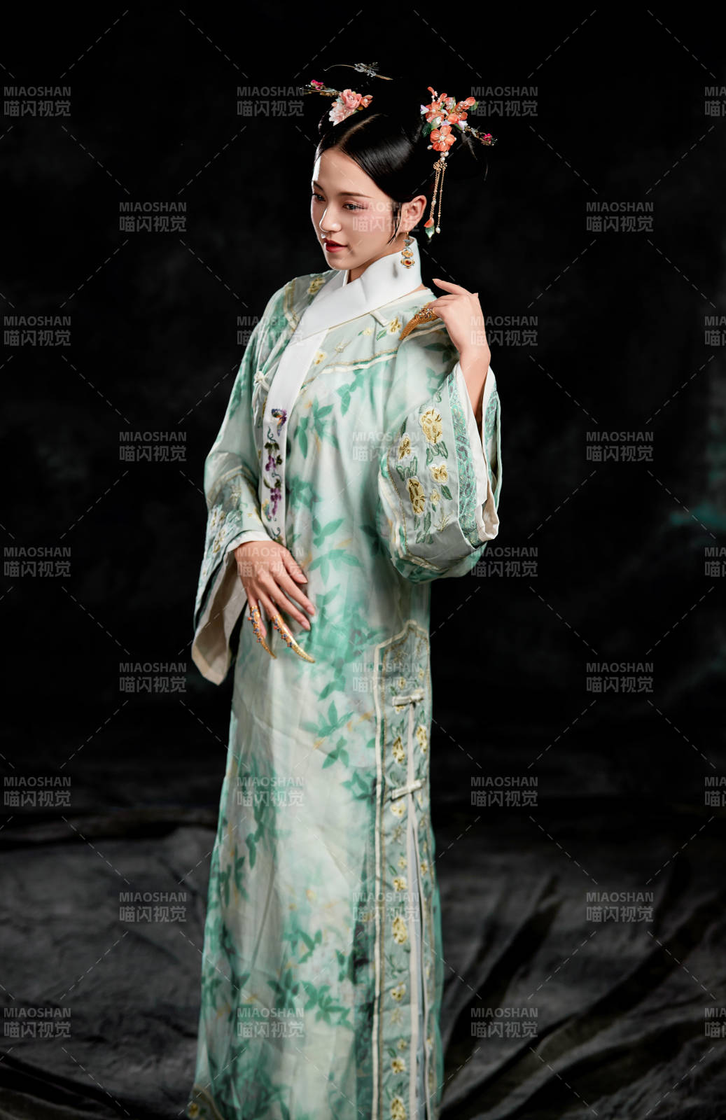 展示中国清朝宫廷服饰的亚洲女性图片