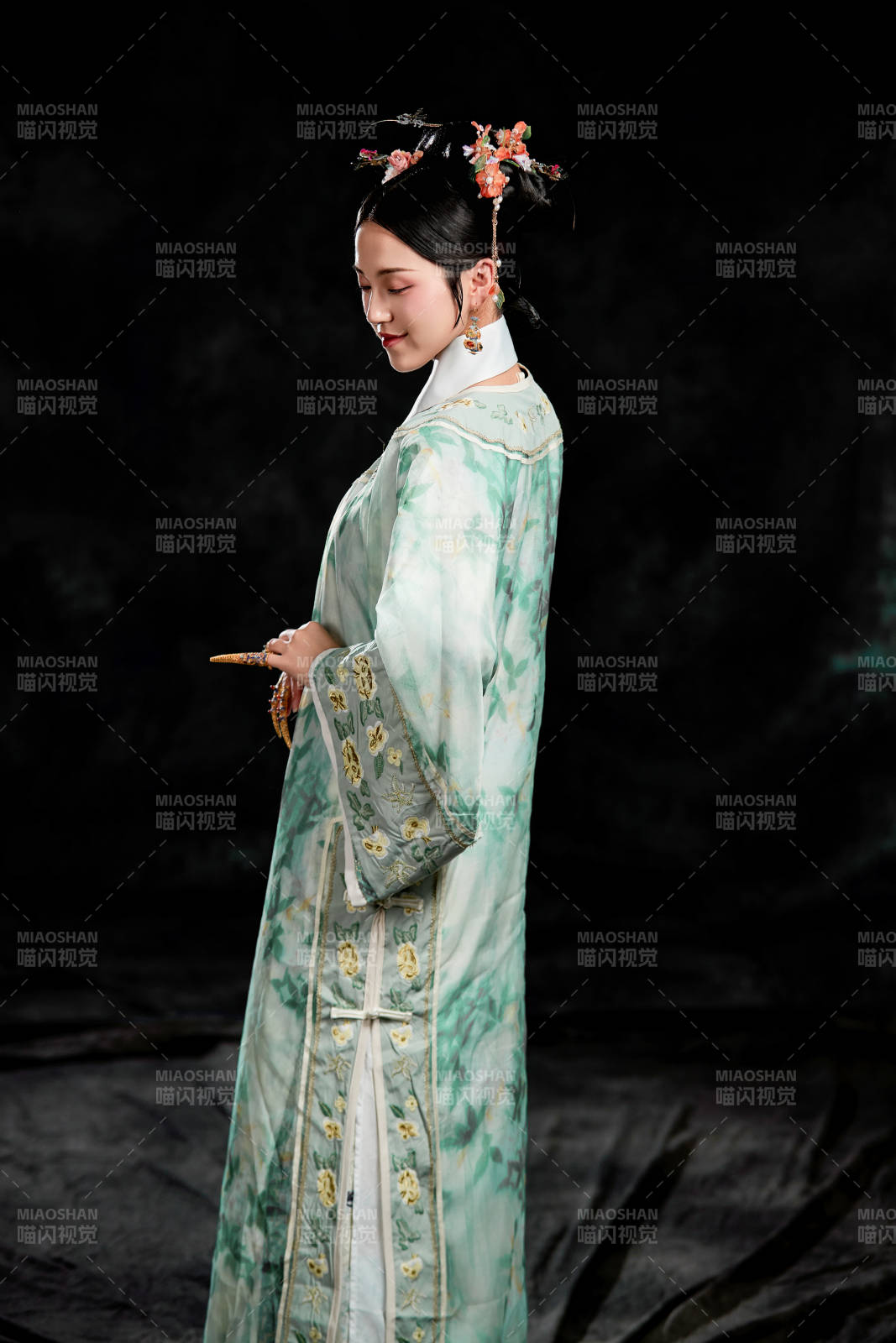 展示中国清朝宫廷服饰的亚洲女性图片