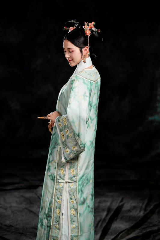 展示中国清朝宫廷服饰的亚洲女性图片