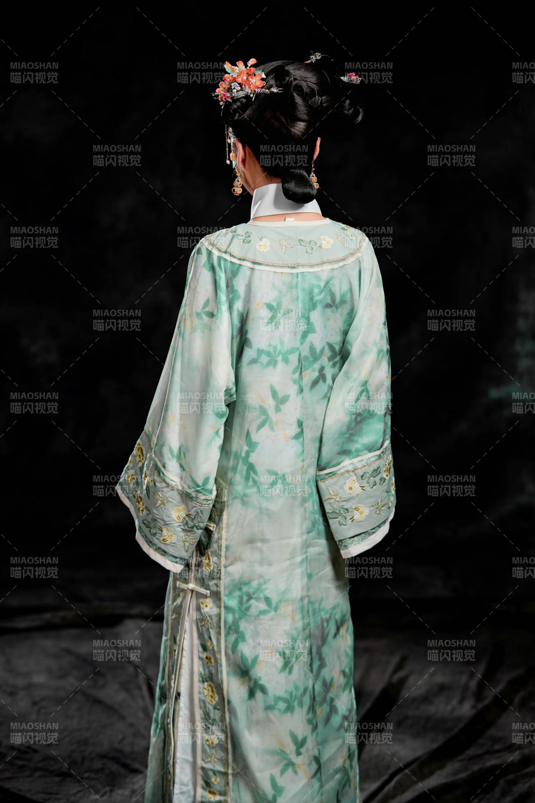 展示中国清朝宫廷服饰的亚洲女性图片