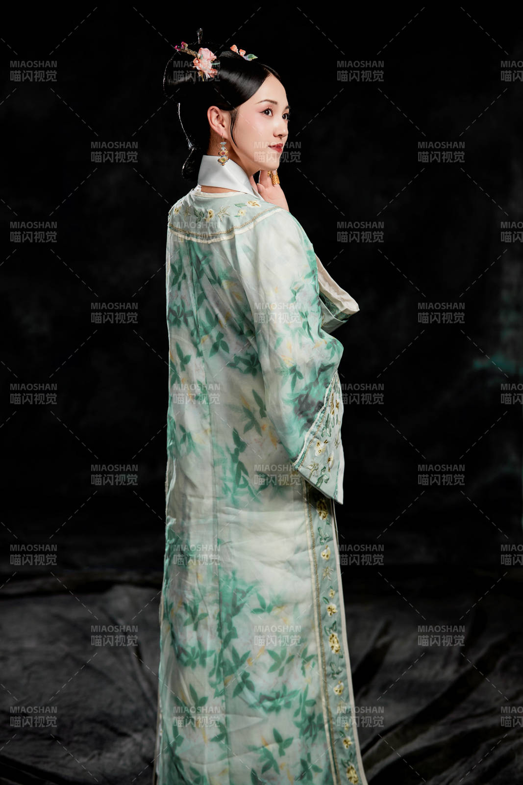 展示中国清朝宫廷服饰的亚洲女性图片