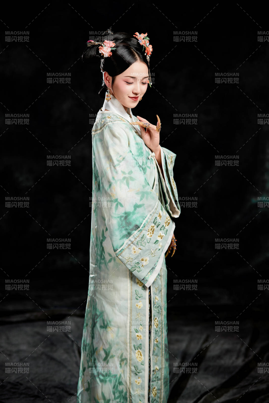 展示中国清朝宫廷服饰的亚洲女性图片