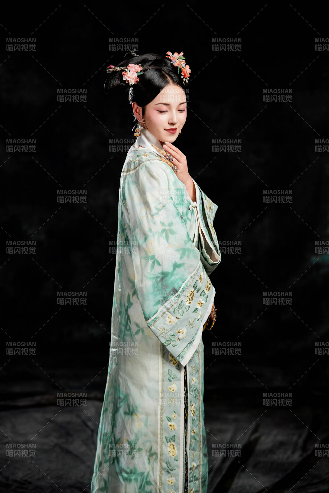 展示中国清朝宫廷服饰的亚洲女性图片