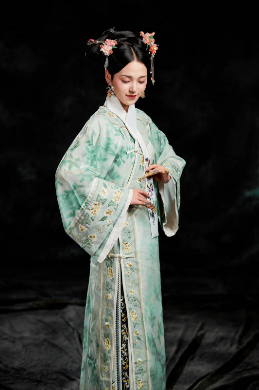 展示中国清朝宫廷服饰的亚洲女性图片