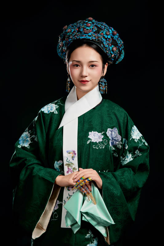 展示中国清朝宫廷服饰的亚洲女性图片