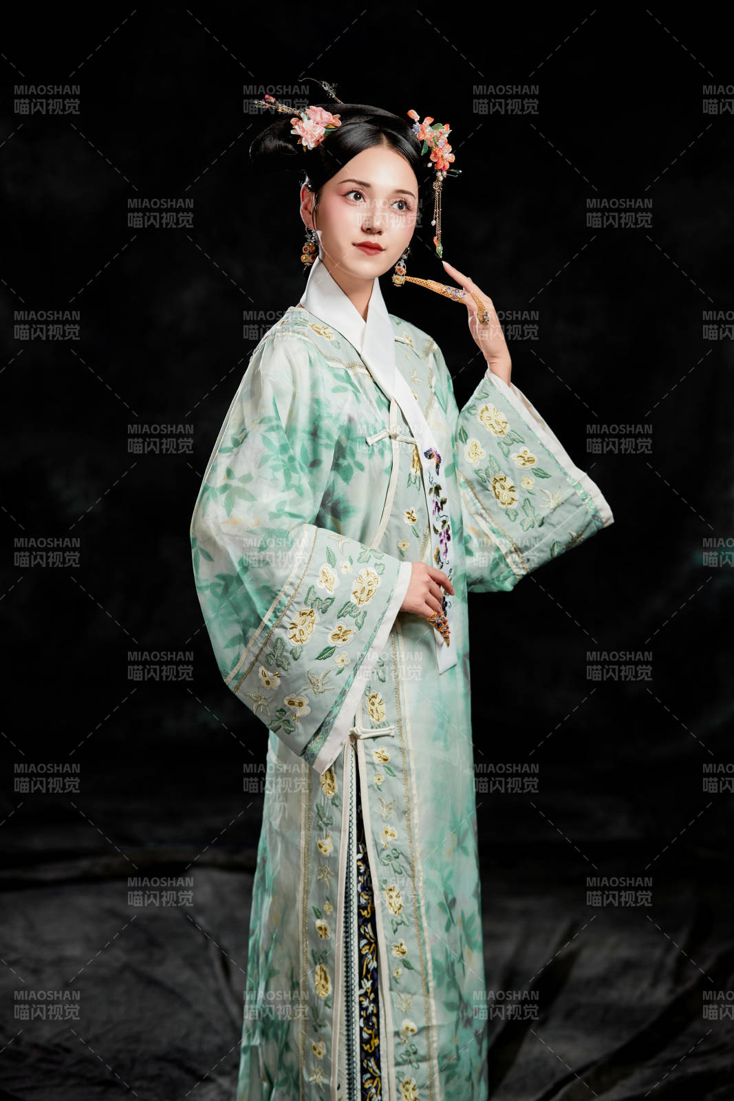 展示中国清朝宫廷服饰的亚洲女性图片