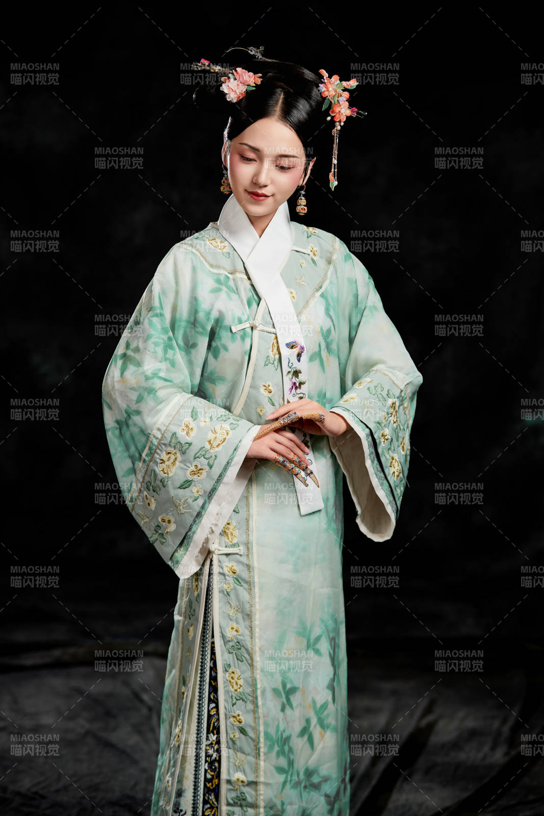 展示中国清朝宫廷服饰的亚洲女性图片