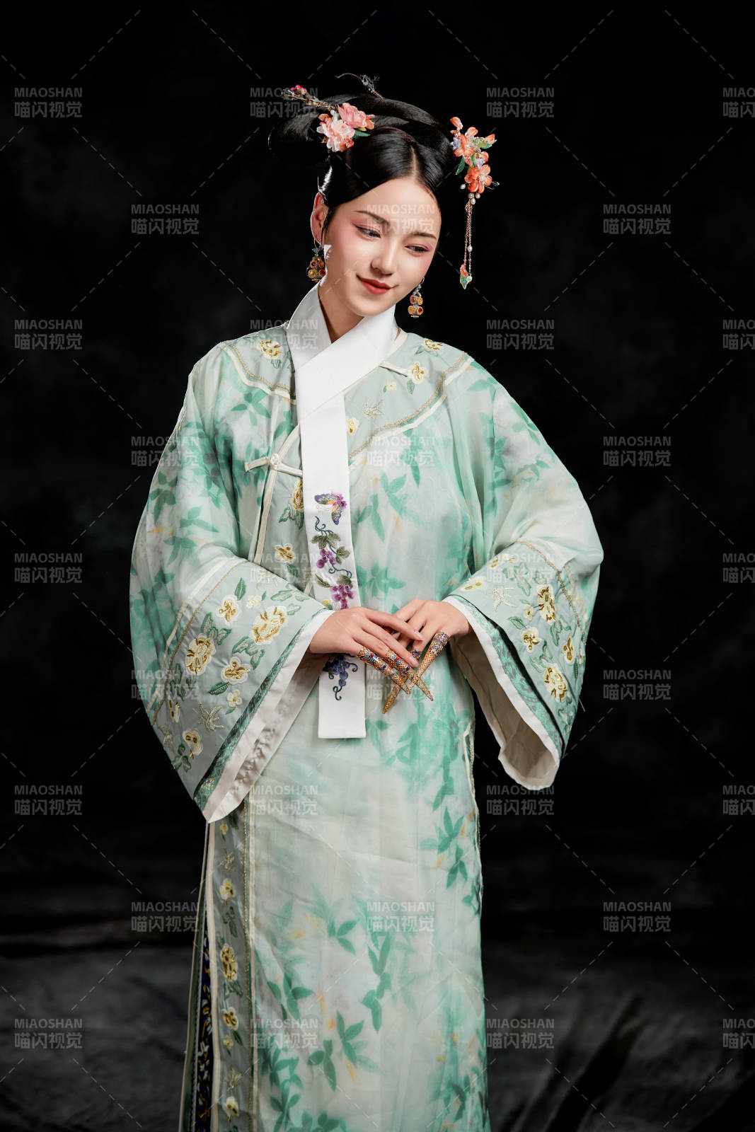 展示中国清朝宫廷服饰的亚洲女性图片