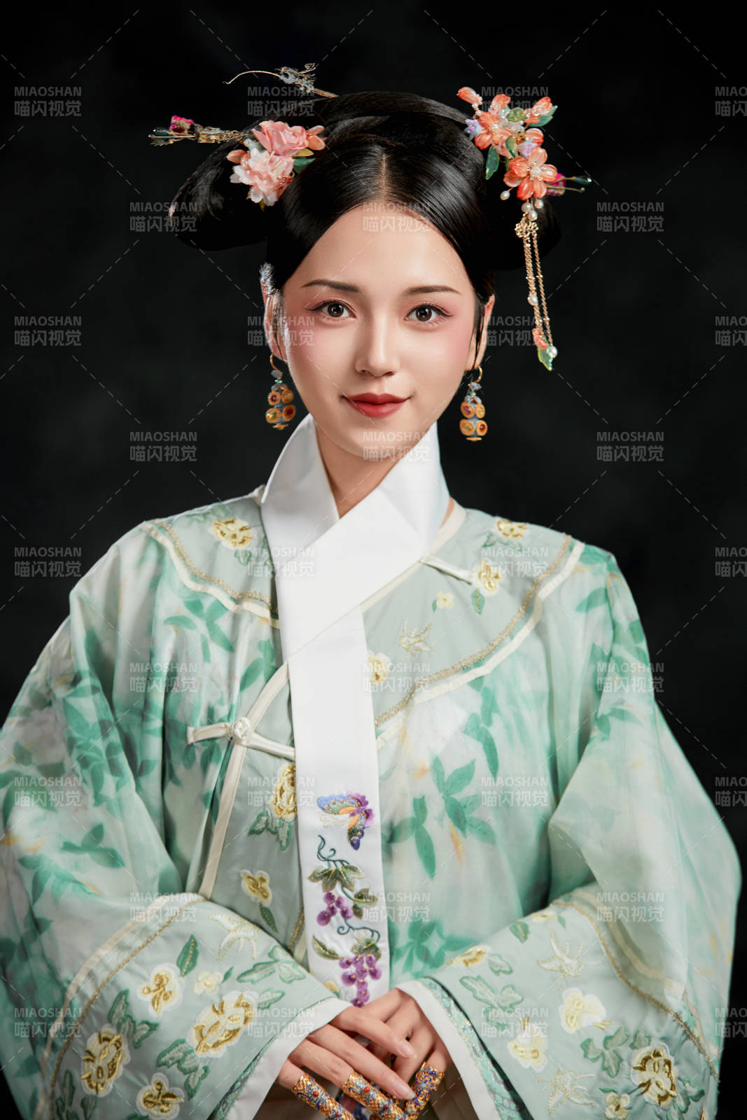 展示中国清朝宫廷服饰的亚洲女性图片