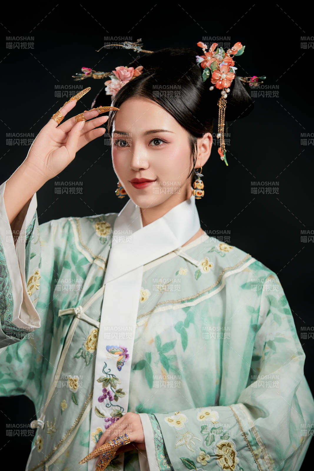 展示中国清朝宫廷服饰的亚洲女性图片