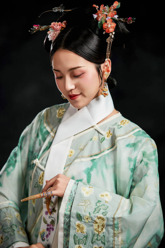 展示中国清朝宫廷服饰的亚洲女性图片