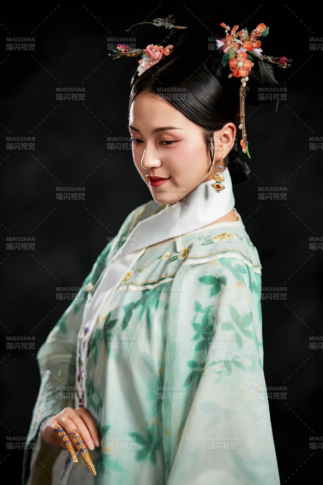 展示中国清朝宫廷服饰的亚洲女性图片