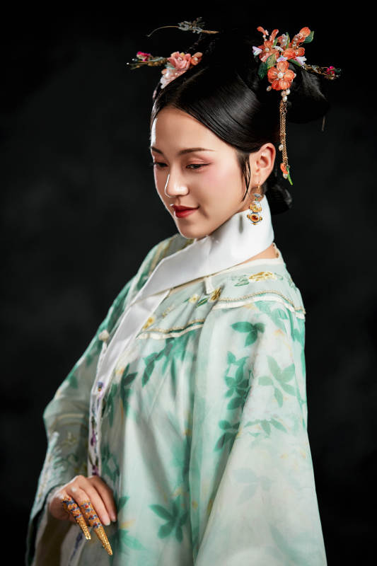 展示中国清朝宫廷服饰的亚洲女性图片