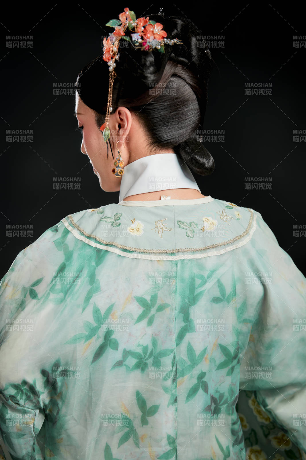 展示中国清朝宫廷服饰的亚洲女性图片