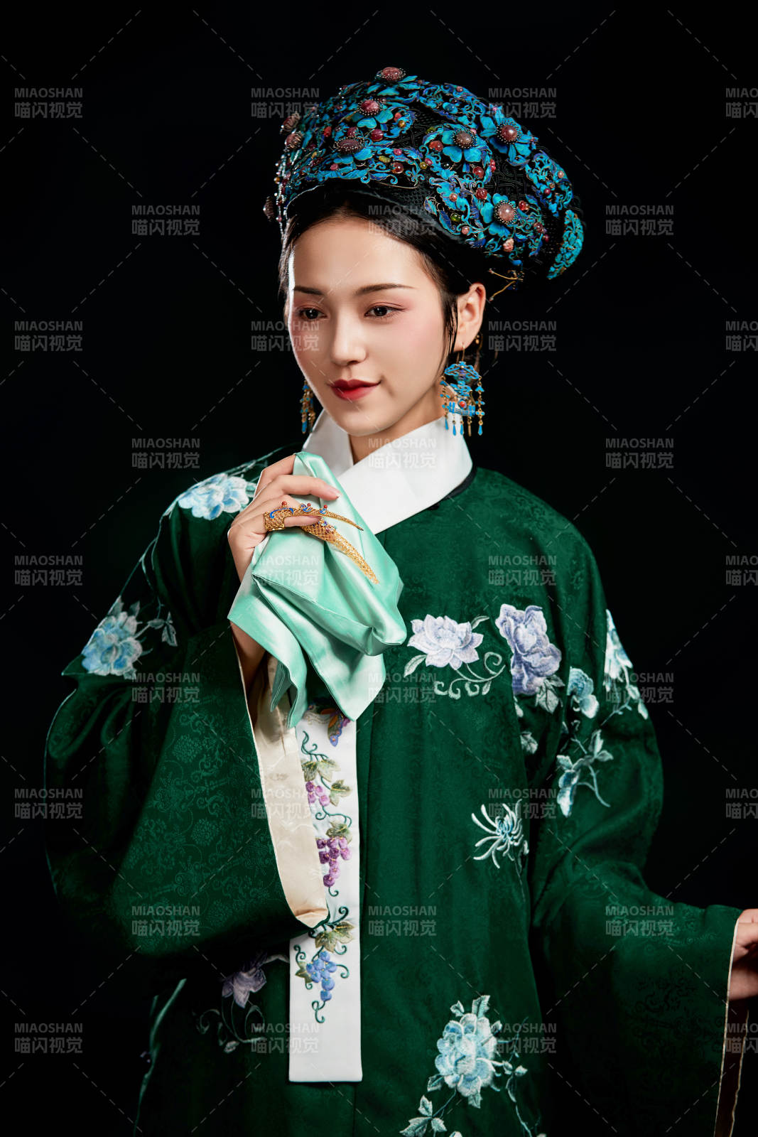 展示中国清朝宫廷服饰的亚洲女性图片