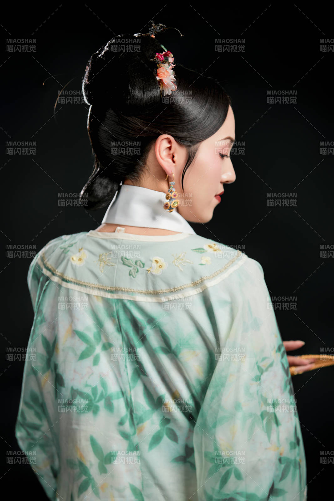 展示中国清朝宫廷服饰的亚洲女性图片