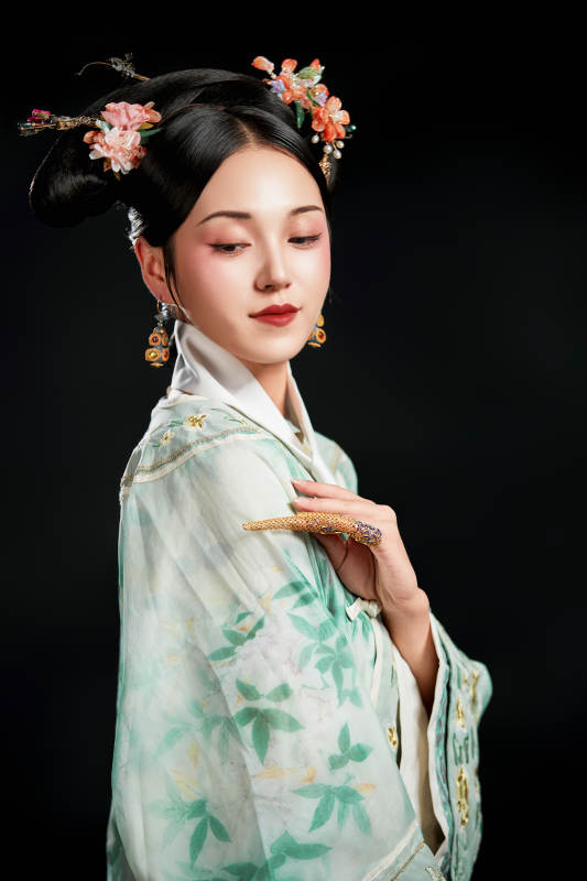 展示中国清朝宫廷服饰的亚洲女性图片