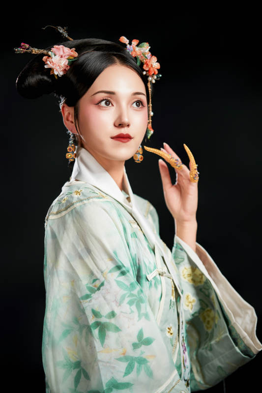 展示中国清朝宫廷服饰的亚洲女性图片