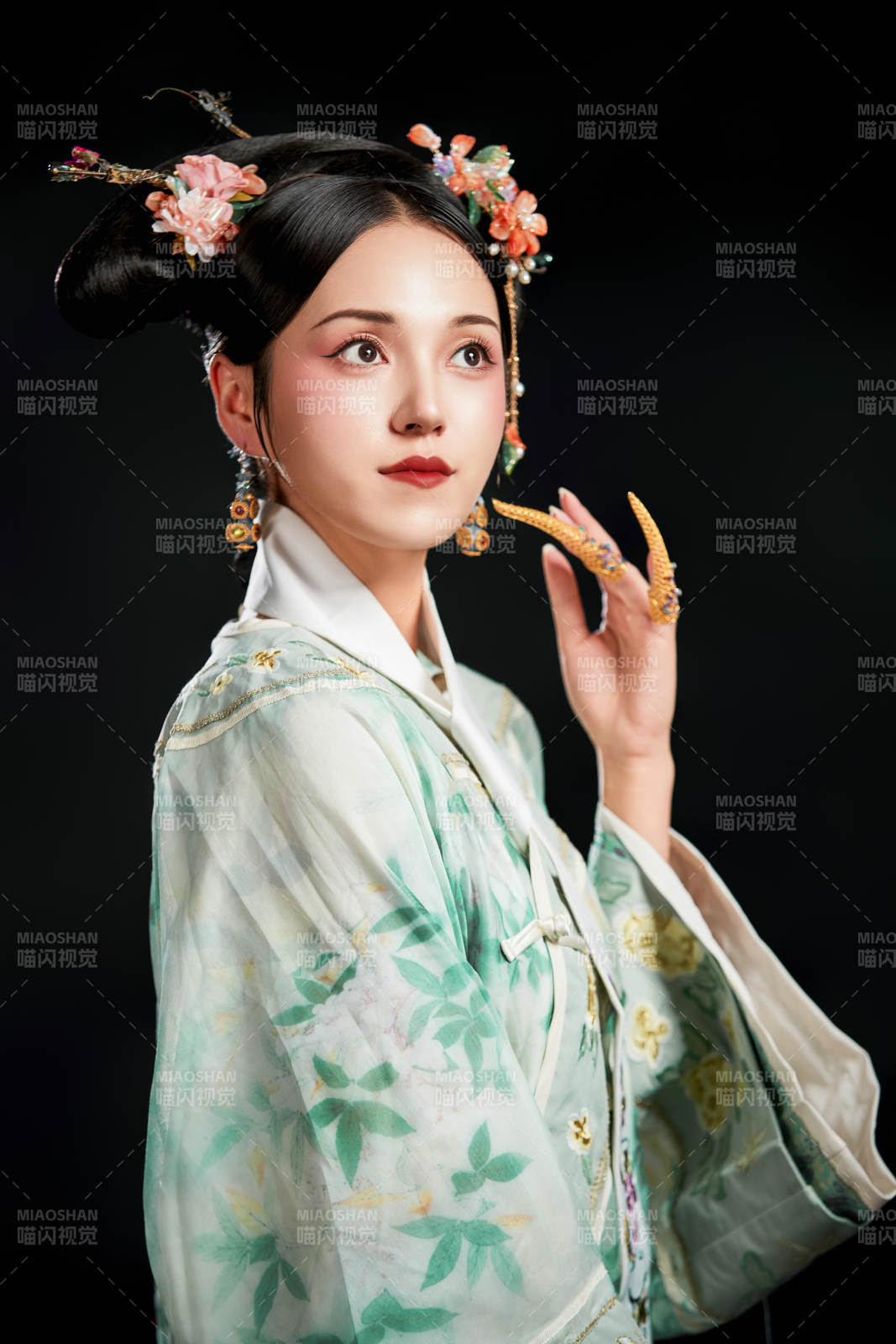 展示中国清朝宫廷服饰的亚洲女性图片