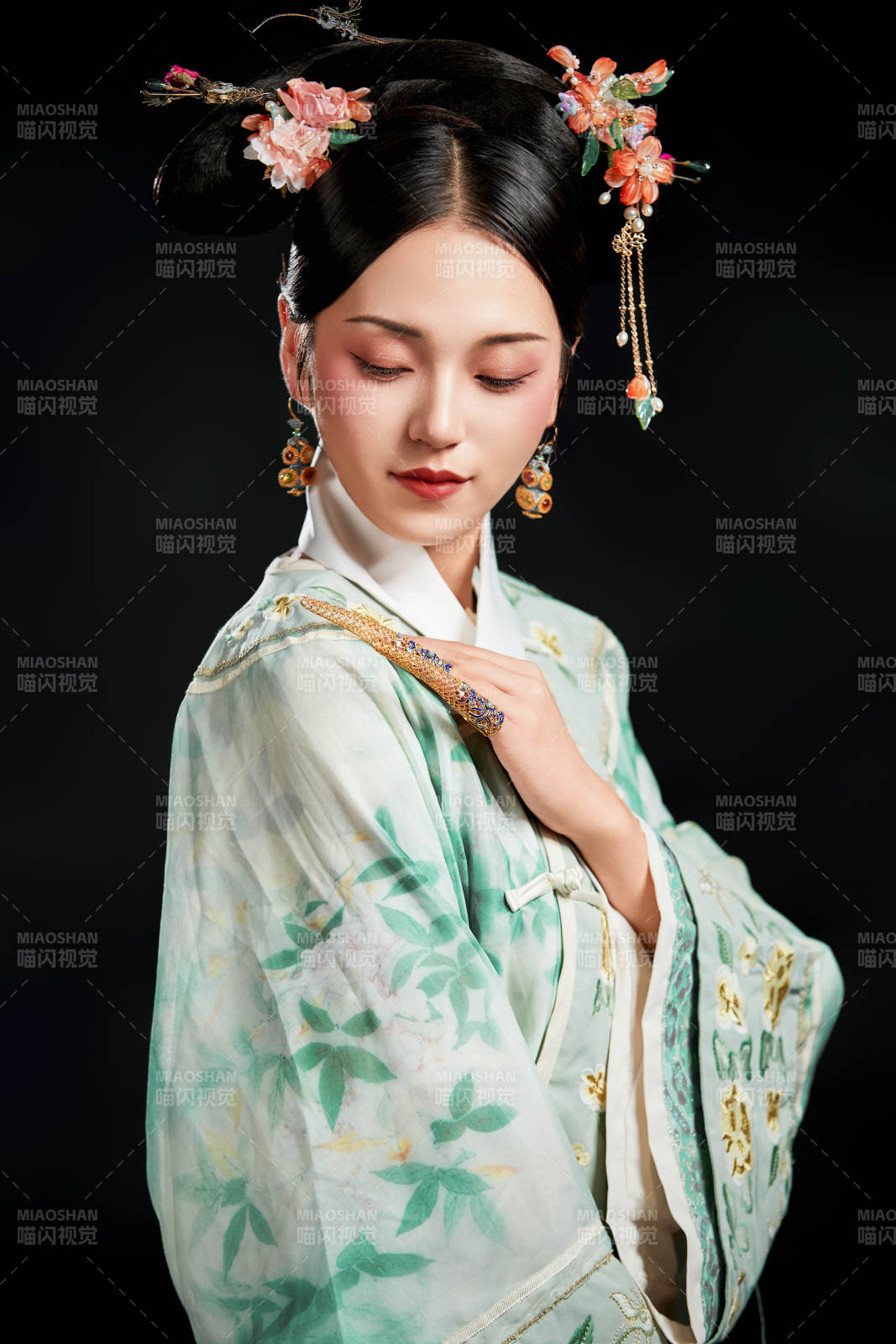 展示中国清朝宫廷服饰的亚洲女性图片