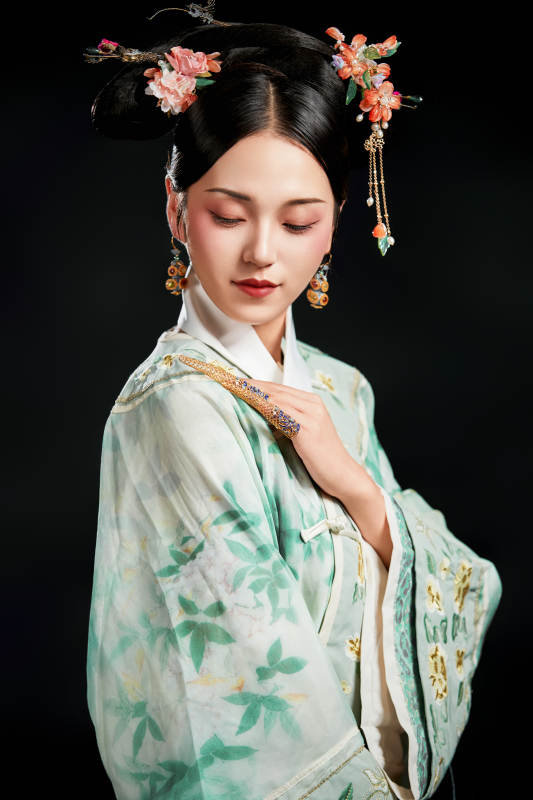 展示中国清朝宫廷服饰的亚洲女性图片