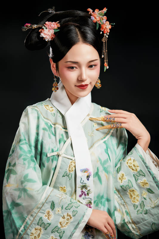 展示中国清朝宫廷服饰的亚洲女性图片