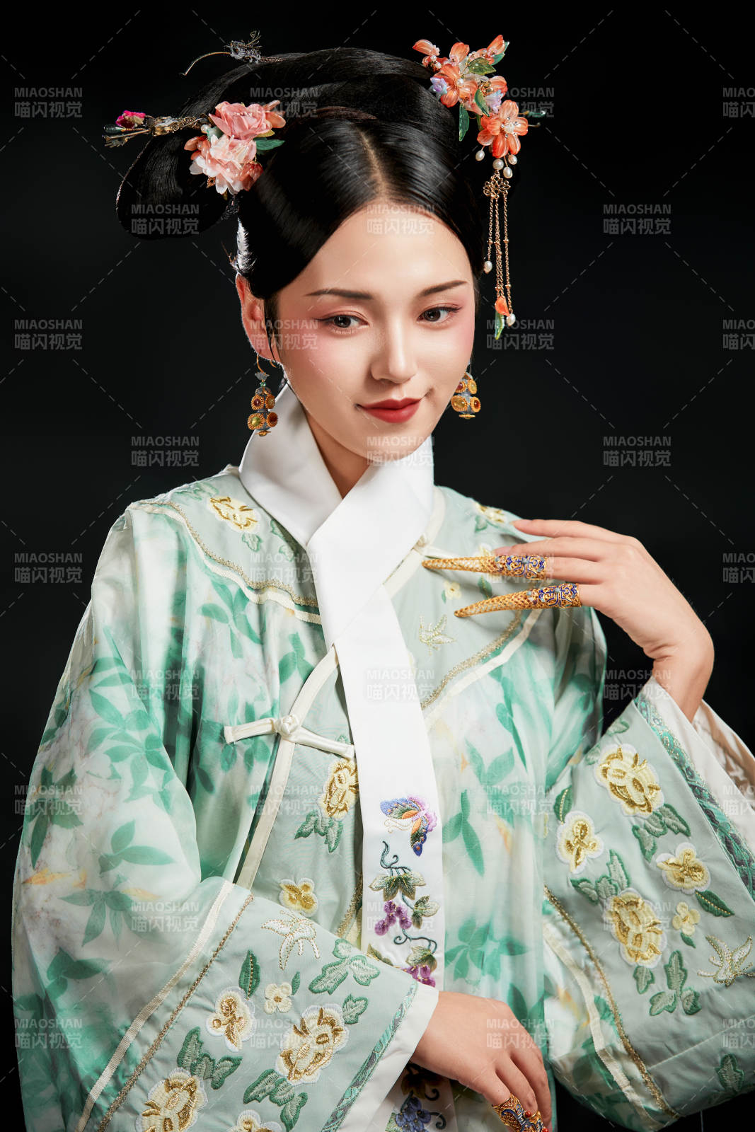 展示中国清朝宫廷服饰的亚洲女性图片