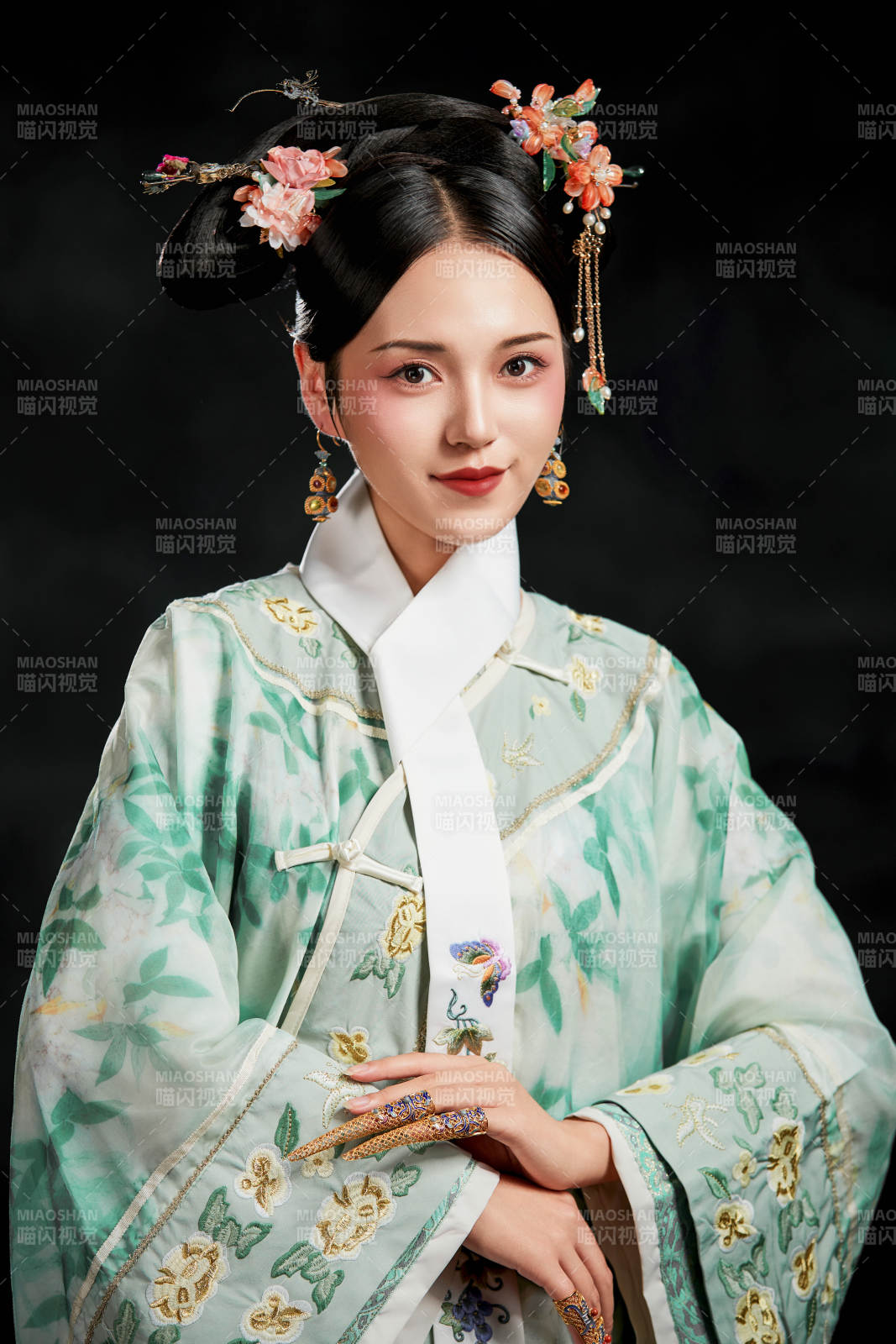 展示中国清朝宫廷服饰的亚洲女性图片