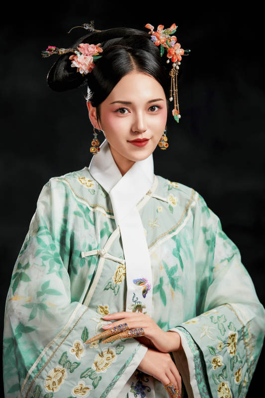 展示中国清朝宫廷服饰的亚洲女性图片