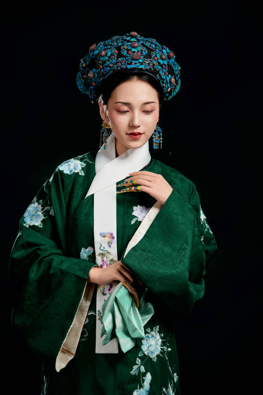 展示中国清朝宫廷服饰的亚洲女性图片