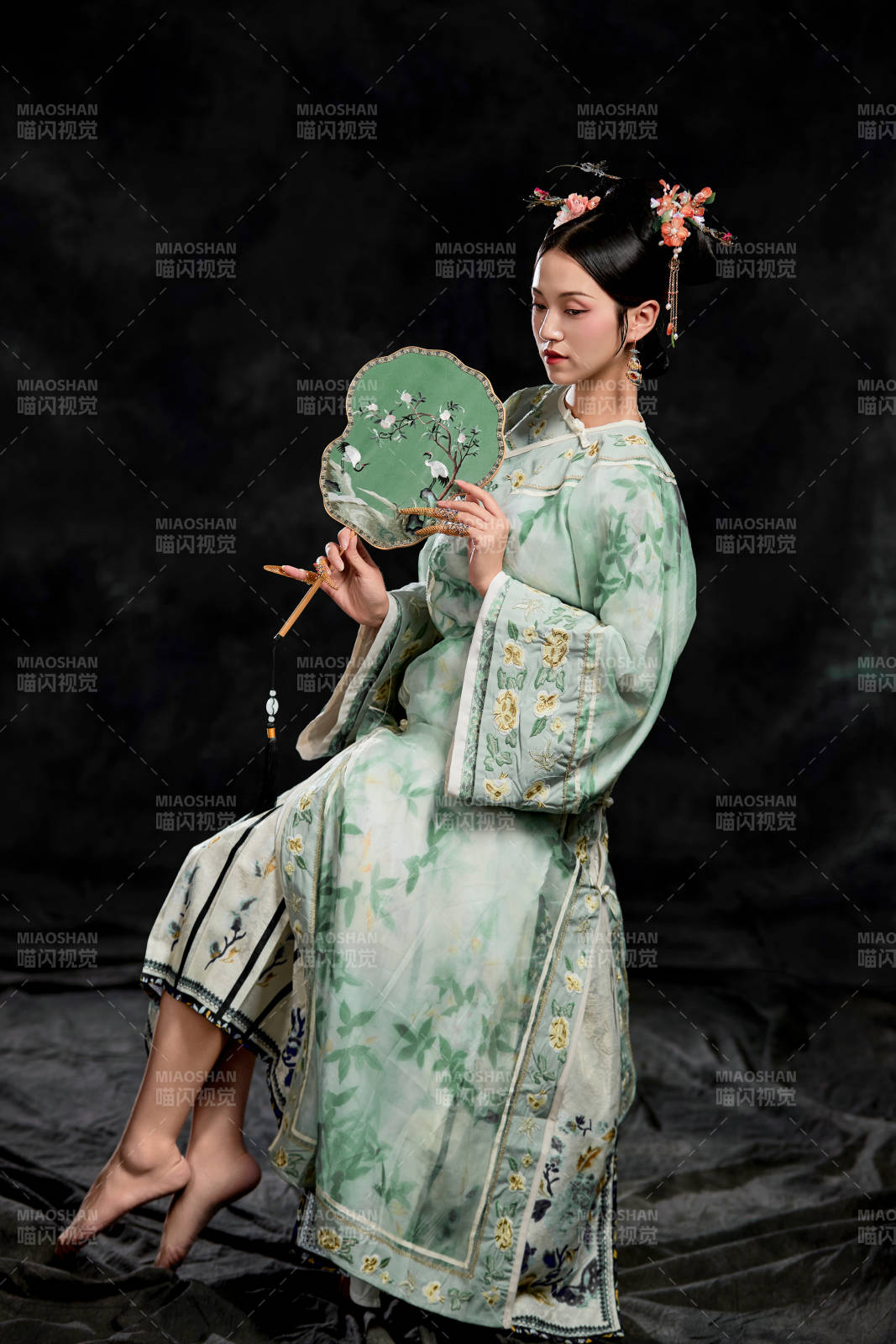 展示中国清朝宫廷服饰的亚洲女性图片