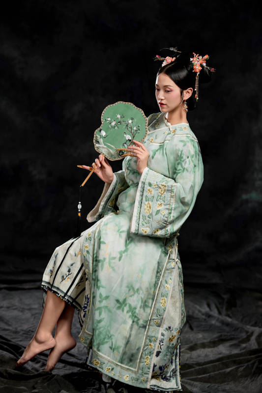 展示中国清朝宫廷服饰的亚洲女性图片