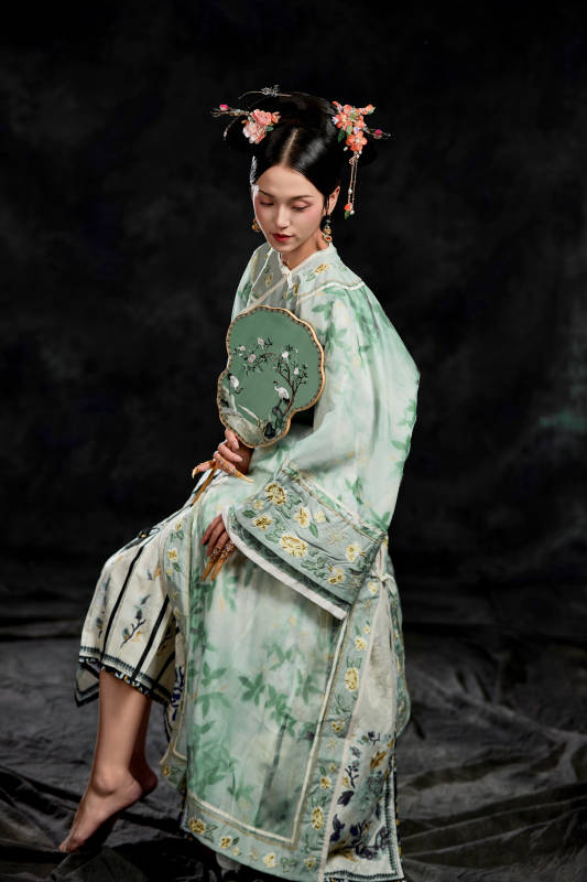 展示中国清朝宫廷服饰的亚洲女性图片